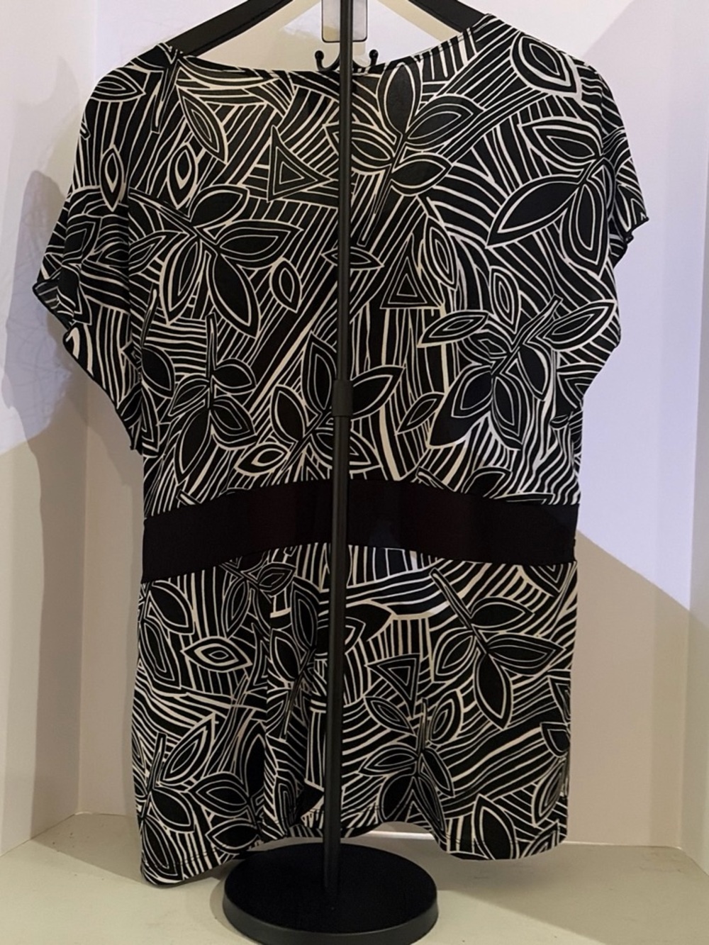 Briggs New York Black and White Graphic Floral Top - Picture 3 of 3